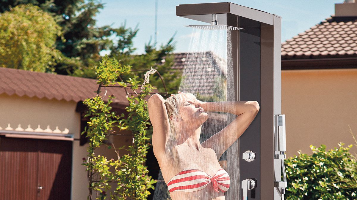 Solární sprchy jsou praktickou vychytávkou na zahradu